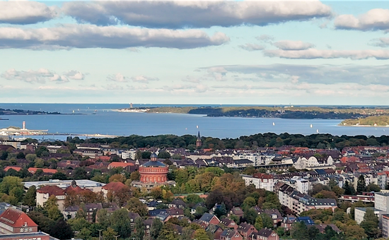 Luftbild mit Blick auf die Kieler Bucht.